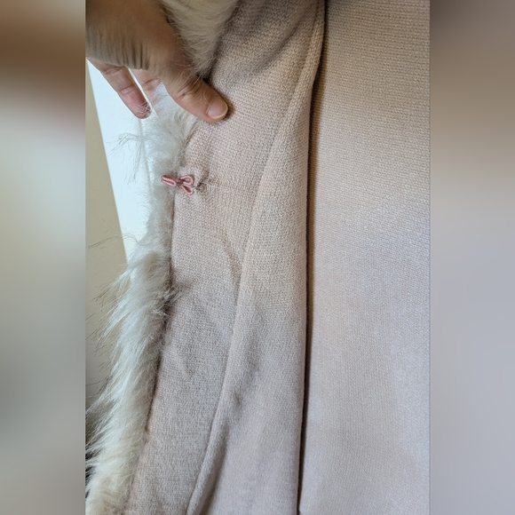 NWT Blush Faux Fur Cape - One size - Picture 6 of 7